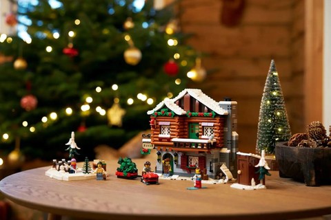 Köszöntünk a LEGO® Icons Alpesi házikóban!