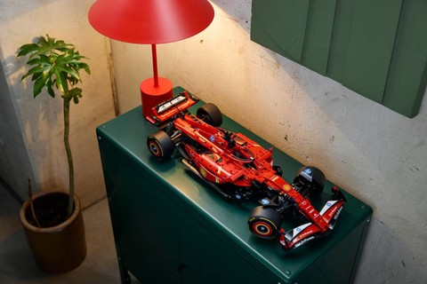 Éld át a versenypálya izgalmát a LEGO® Technic Ferrari SF-24 F1 autómodelljével!