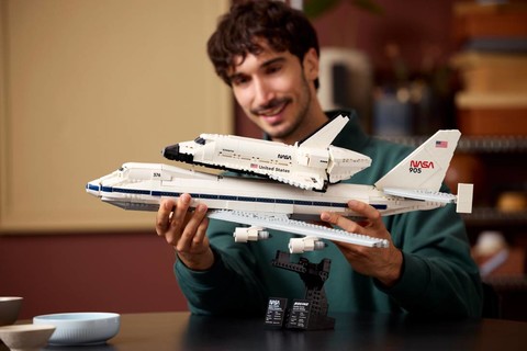 LEGO® Icons Űrsiklót szállító repülőgép – Tisztelgés az űrkutatás mérnöki csodái előtt