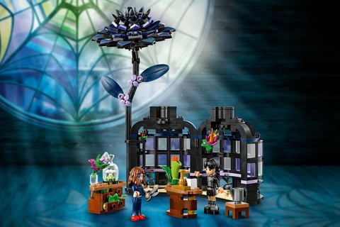 Misztikus szépség LEGO® kockákból – Fedezd fel a Wednesday Fekete dáliáját!