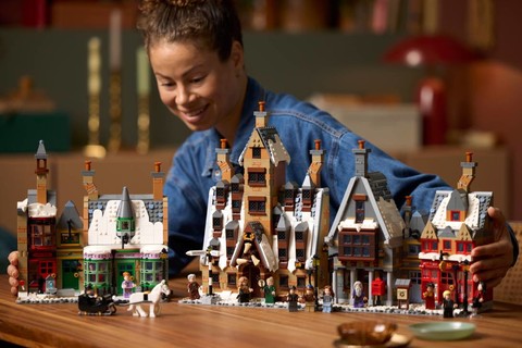 LEGO® Harry Potter™ Gyűjtői kiadás: Roxmorts™ falu téli látképe