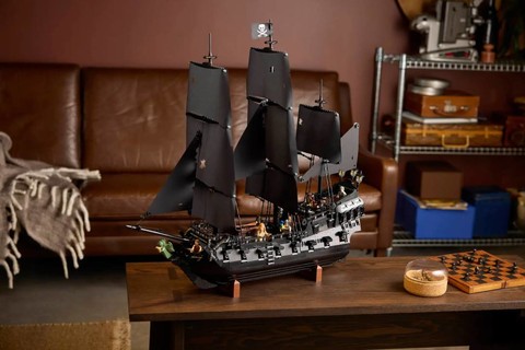 Kreatív utazás vár a LEGO® Icons Jack Sparrow kapitány kalózhajója készlettel!