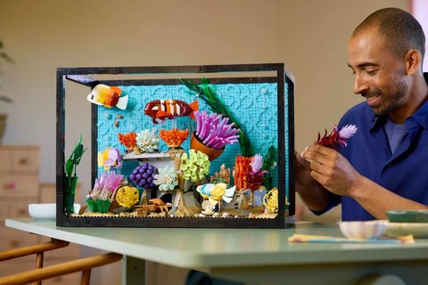 Fedezd fel a LEGO® Icons Trópusi akvárium varázslatos világát!