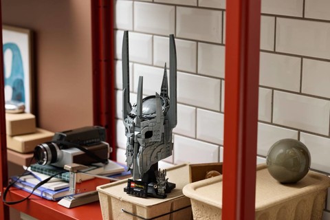 LEGO® Icons A Gyűrűk Ura: Sauron sisakja – sötét legenda, ikonikus dekoráció