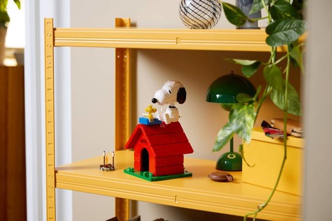 Snoopy kutyaháza LEGO® formában – nosztalgikus dekoráció a képregényrajongóknak