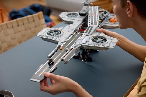 Építsd meg a Marvel univerzum egyik legikonikusabb járművét a LEGO® S.H.I.E.L.D. Helicarrier készlet