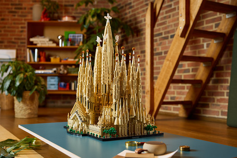 LEGO® Architecture Sagrada Família  – A valaha készült legnagyobb LEGO® készlet érkezik