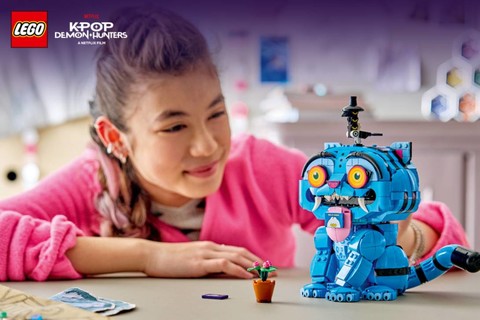 LEGO® KPop Demon Hunters – Derpy tigris és Sussie madár