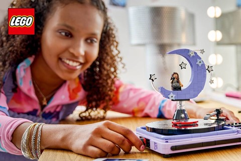 Megérkeztek a LEGO® Olivia Rodrigo készletek – építsd meg kedvenc szupersztárod világát!
