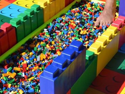 A parázsnál és az üvegszilánknál is jobban fáj, ha LEGO®-ra lépsz
