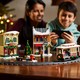 LEGO® ICONS 10308 - Karácsonyi főutca