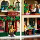 LEGO® ICONS 10308 - Karácsonyi főutca