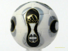 Fehér Adidas Teamgeist foci lábda