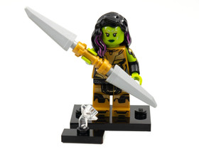 Thanos pengéjével felfegyverzett Gamora