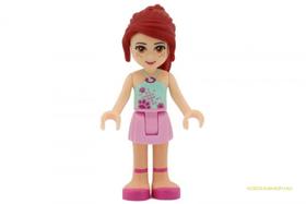 Friends Mia figura, világos pink szoknya, kék felső