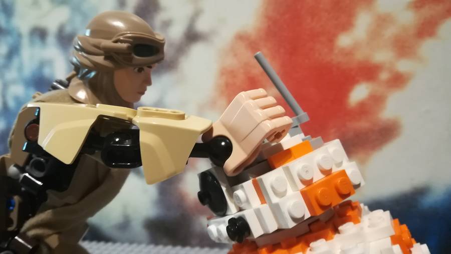 Rey találkozik BB-8-tel