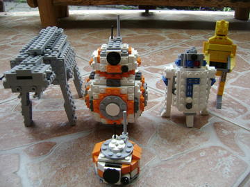 BB-8,R2-D2,C-3PO,AT-AT LEGO-ból