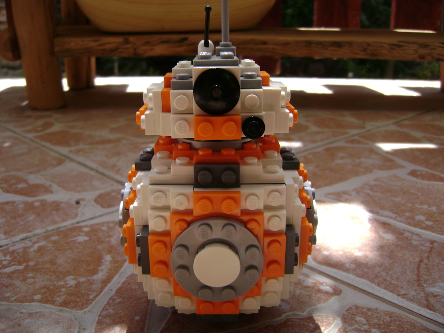 BB-8,R2-D2,C-3PO,AT-AT LEGO-ból