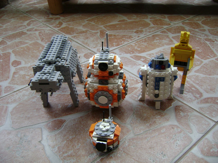 BB-8,R2-D2,C-3PO,AT-AT LEGO-ból