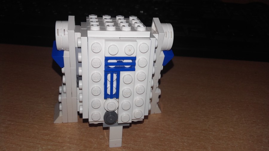 Lego R2-D2 :)