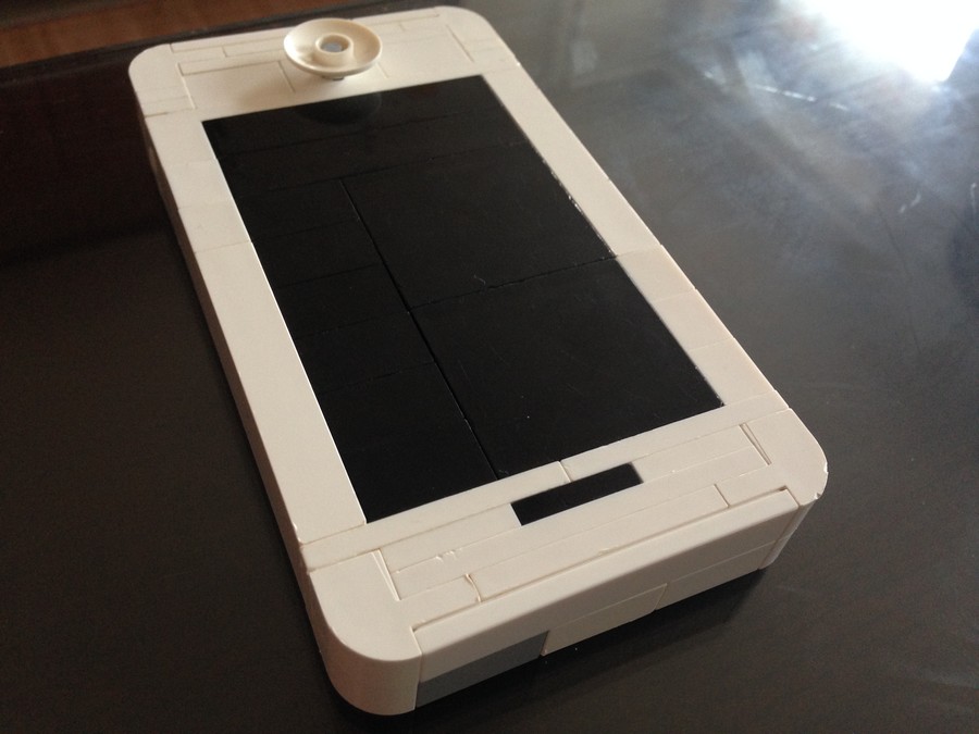 iPhone 4 töltővel és konnektorral.