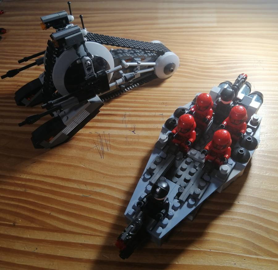 Végső rendi csapatszállító és NR-N99 tankdroid 