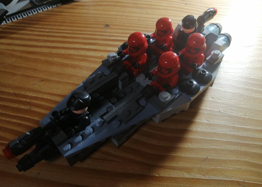 Végső rendi csapatszállító és NR-N99 tankdroid 