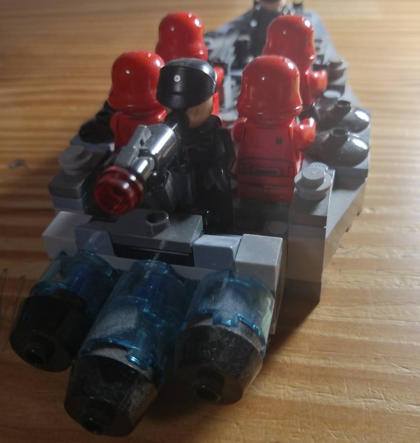 Végső rendi csapatszállító és NR-N99 tankdroid 