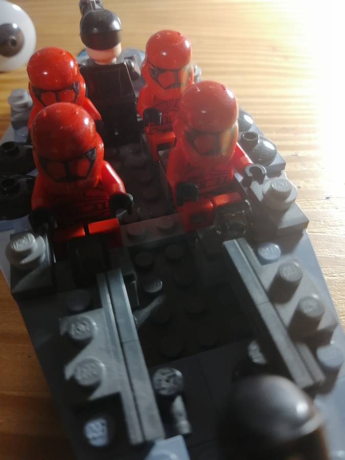 Végső rendi csapatszállító és NR-N99 tankdroid 