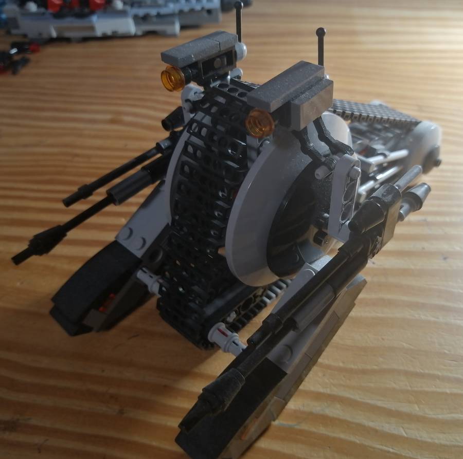 Végső rendi csapatszállító és NR-N99 tankdroid 