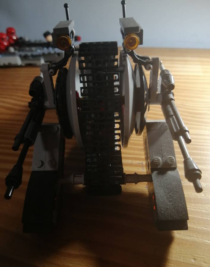 Végső rendi csapatszállító és NR-N99 tankdroid 