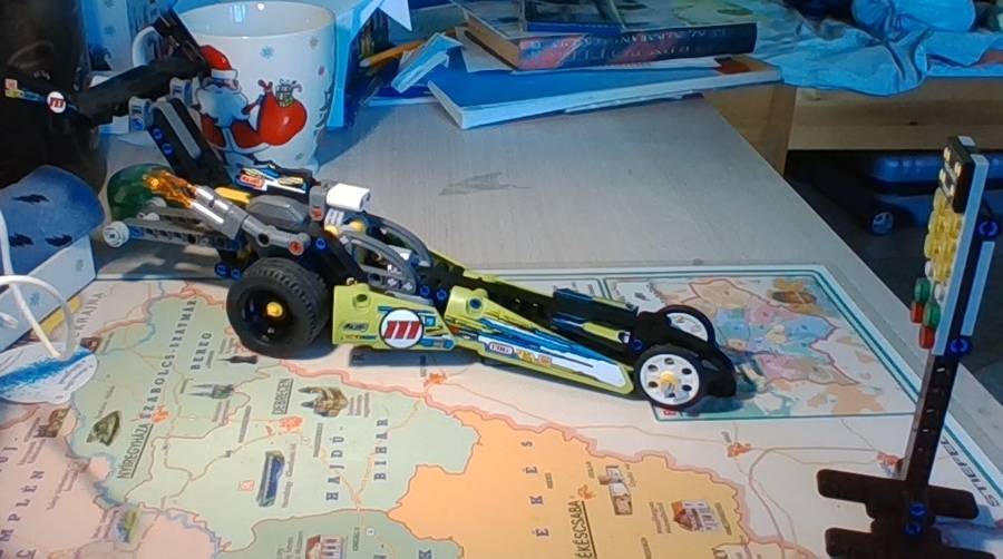 A gyors versenyautó lámpájával
