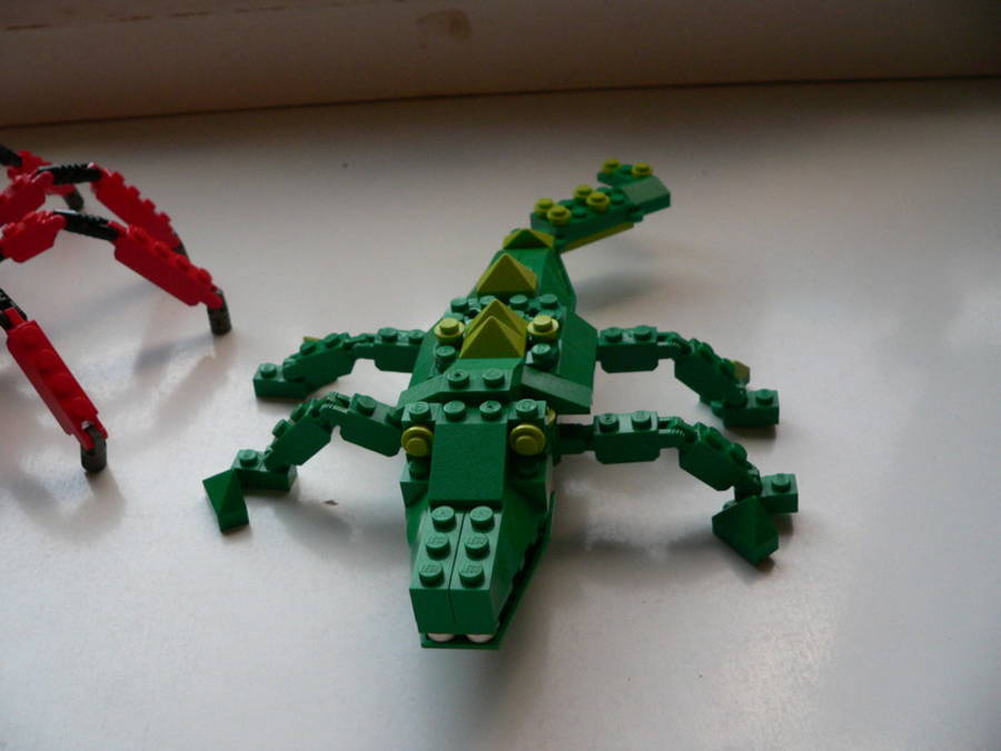 Designer Set 4101: óriás pók szitakötővel és krokodillal kiegészítve