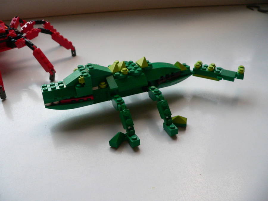 Designer Set 4101: óriás pók szitakötővel és krokodillal kiegészítve
