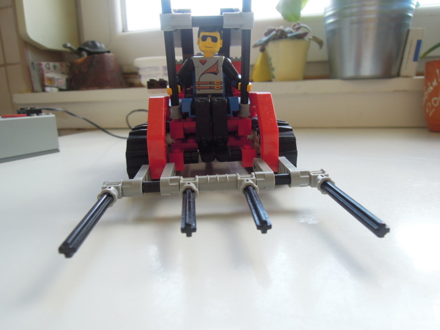 Technic 8229 továbbfejlesztett villás targonca
