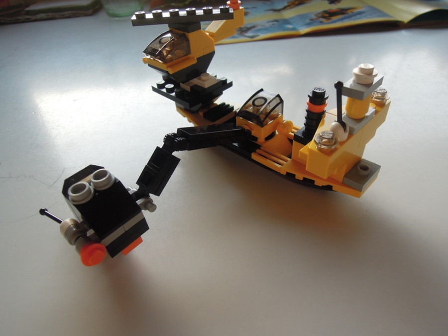 Designer Set 4505: kutatóhajó merülő kabinnal és helikopterrel