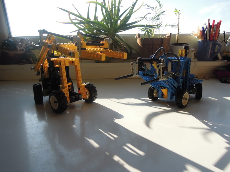 Technic 8074 v 8042: targonca