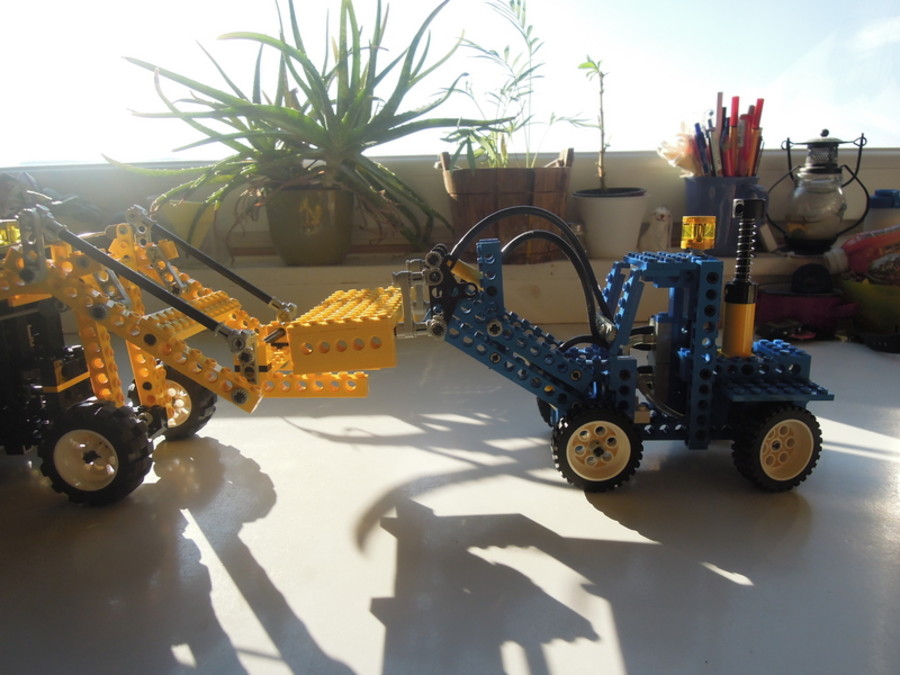 Technic 8074 v 8042: targonca