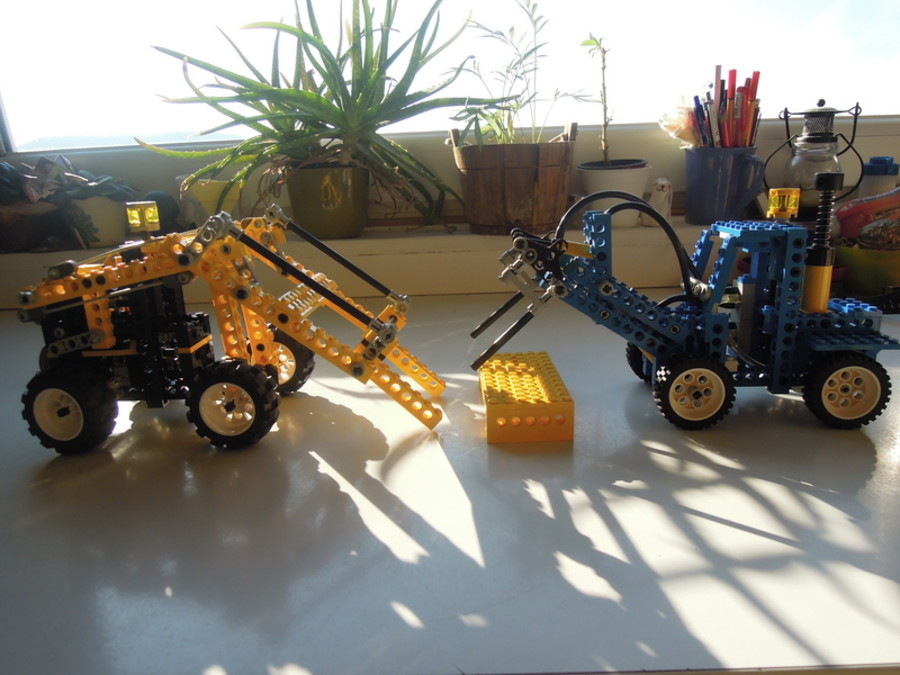 Technic 8074 v 8042: targonca