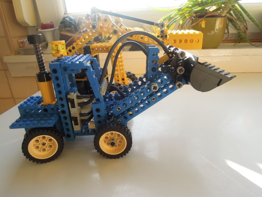 Technic 8074 v 8042: targonca