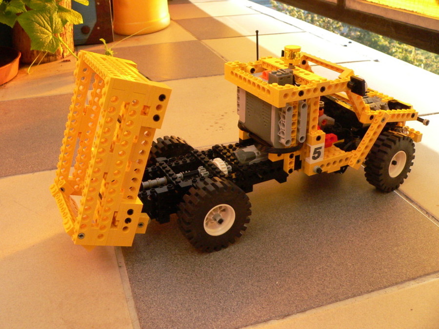 Technic 8850: egyéni kialakítású kisteherautó