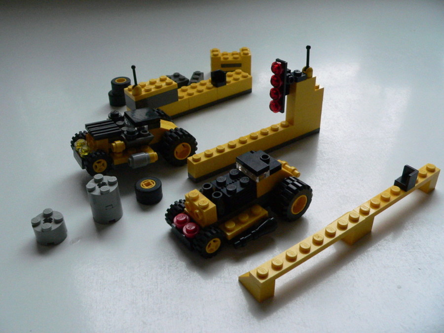 Designer Set 4096: két szörny versenyautó