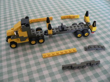 Designer Set 4096: csőrös kamion hosszú vontatmánnyal