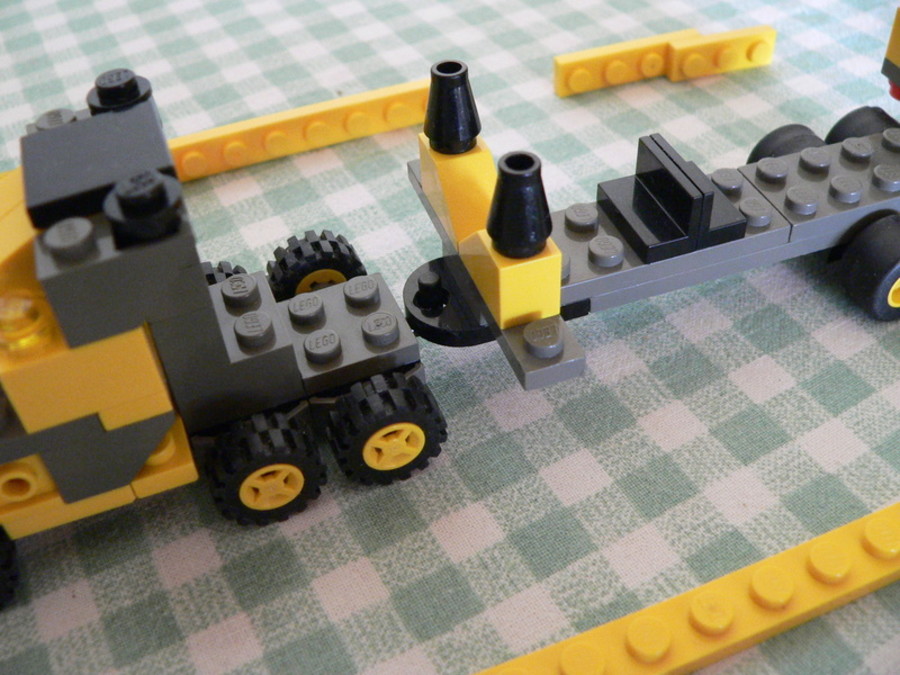 Designer Set 4096: csőrös kamion hosszú vontatmánnyal