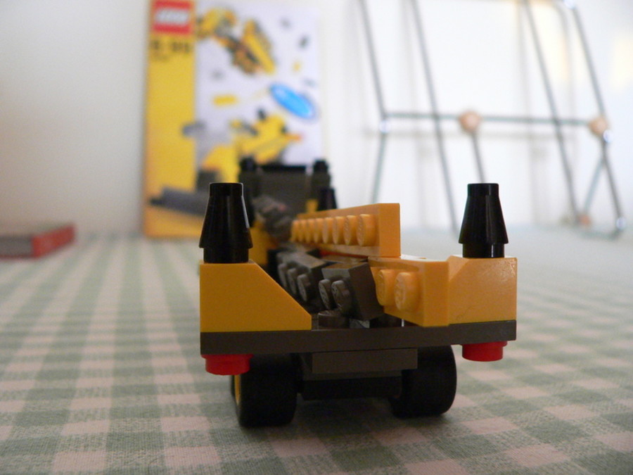 Designer Set 4096: csőrös kamion hosszú vontatmánnyal