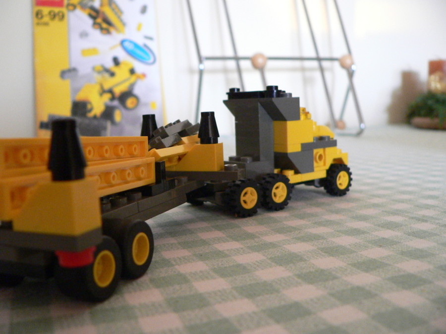 Designer Set 4096: csőrös kamion hosszú vontatmánnyal