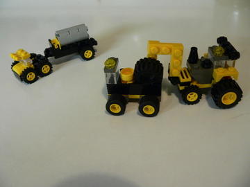 Designer Set 4096: két microteherautó egy microtraktorral