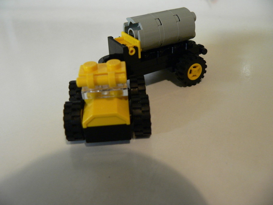 Designer Set 4096: két microteherautó egy microtraktorral