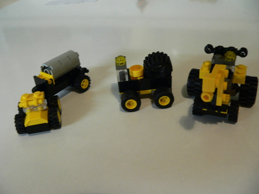 Designer Set 4096: két microteherautó egy microtraktorral