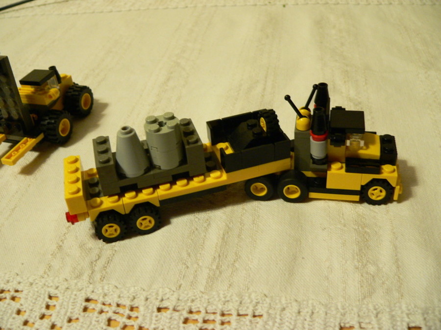 Designer Set 4096: profi csőrös vontatmányos kamion targoncával